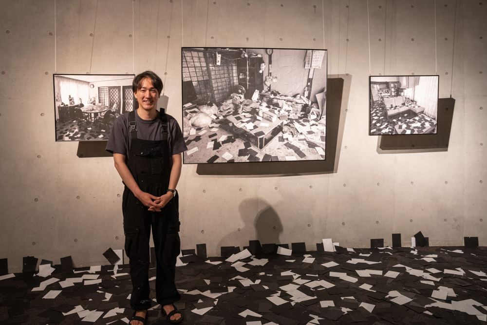 廃棄されたDMの声を伝えるスズキタイトさんの作品『Discarded Message』