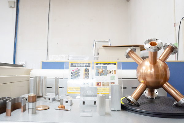 （右）様々な加工サンプルが並ぶ