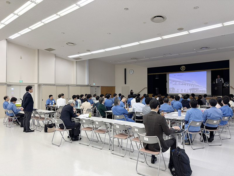 創立記念日に全社員が通常業務を1日休み終日全社員で研修している