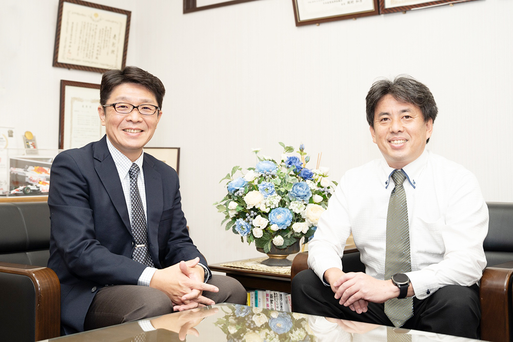 （左から） 東成エレクトロビーム株式会社 代表取締役社長　 上野 邦香さん  技術部兼メカトロニクス事業部 部長 西原 啓三さん