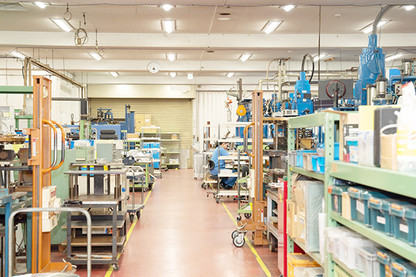 （左）整然と整理された本社工場内